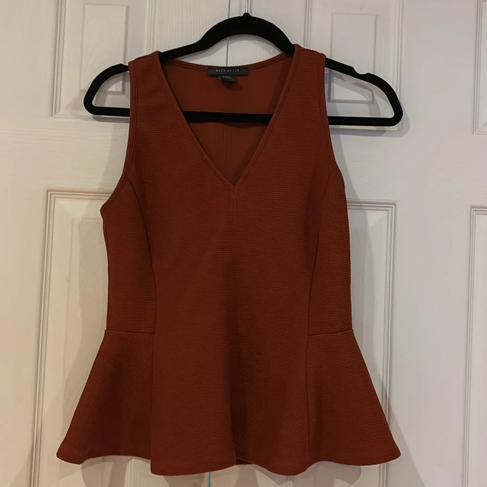 Suzy shier peplum  sleeveless blouse Sz M